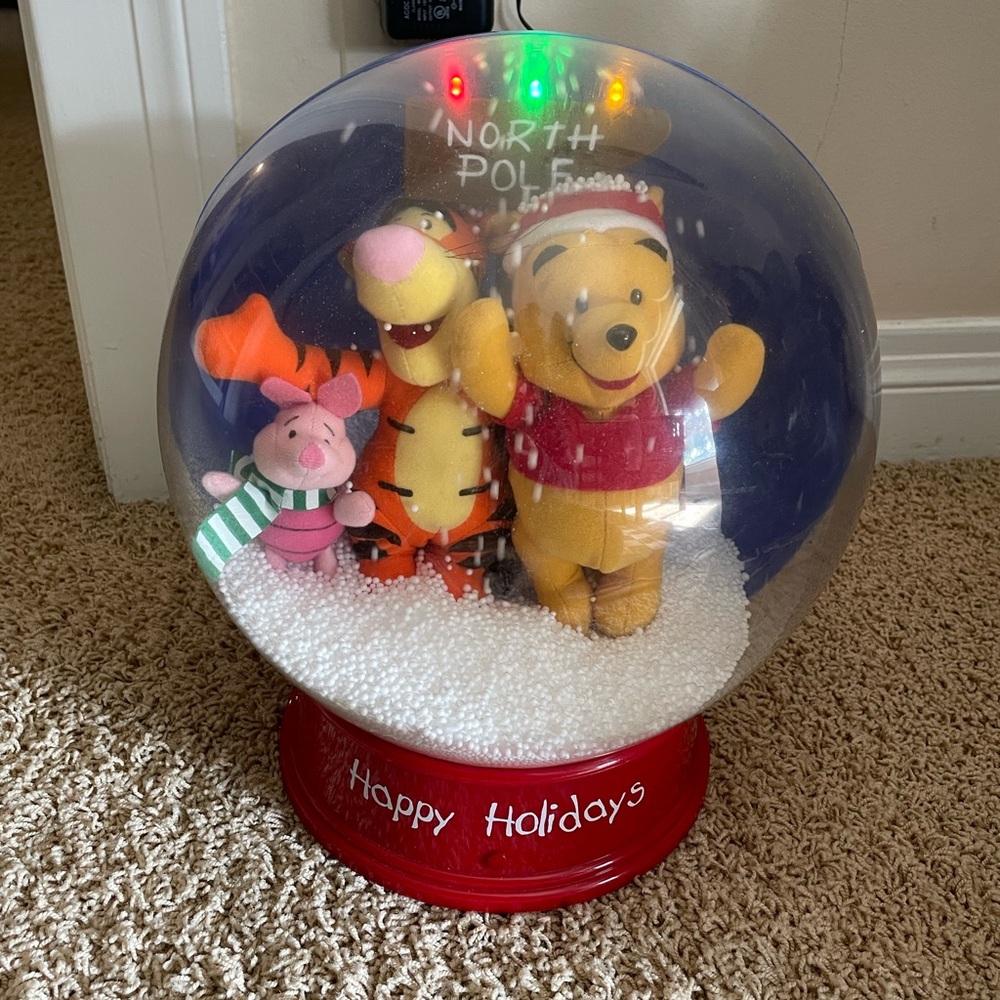 VTG 2005 Gemmy Disney Winnie the Pooh, Tigger, Piglet Musical  Snow globe